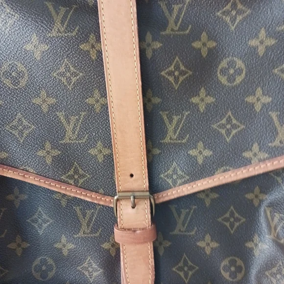 "AUTHENTICATED"Louis Vuitton Saumur Crossbody Bag. - Picture 8 of 16